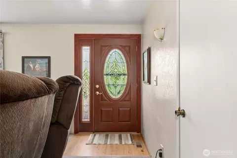 Entry Way - 418 E Oakview Ave, Centralia, WA 98531 photo 1 of 1
