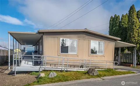 225 NErnst St #70, Oak Harbor, WA 98277