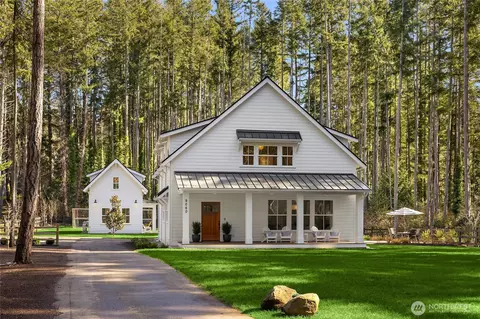 9060 Holly Farm Ln NE, Bainbridge Island, WA 98110