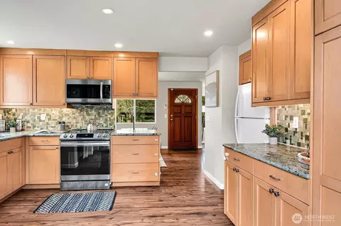 Entry Way - 515 92nd St SE, Everett, WA 98208 photo 1 of 1