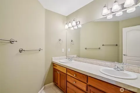Bath - 930 NW Deerfern Loop, Camas, WA 98607 photo 4 of 4