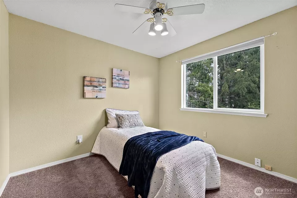 Bedroom - 7545 Bridge Pl NE, Bremerton, WA 98311 photo 3 of 4
