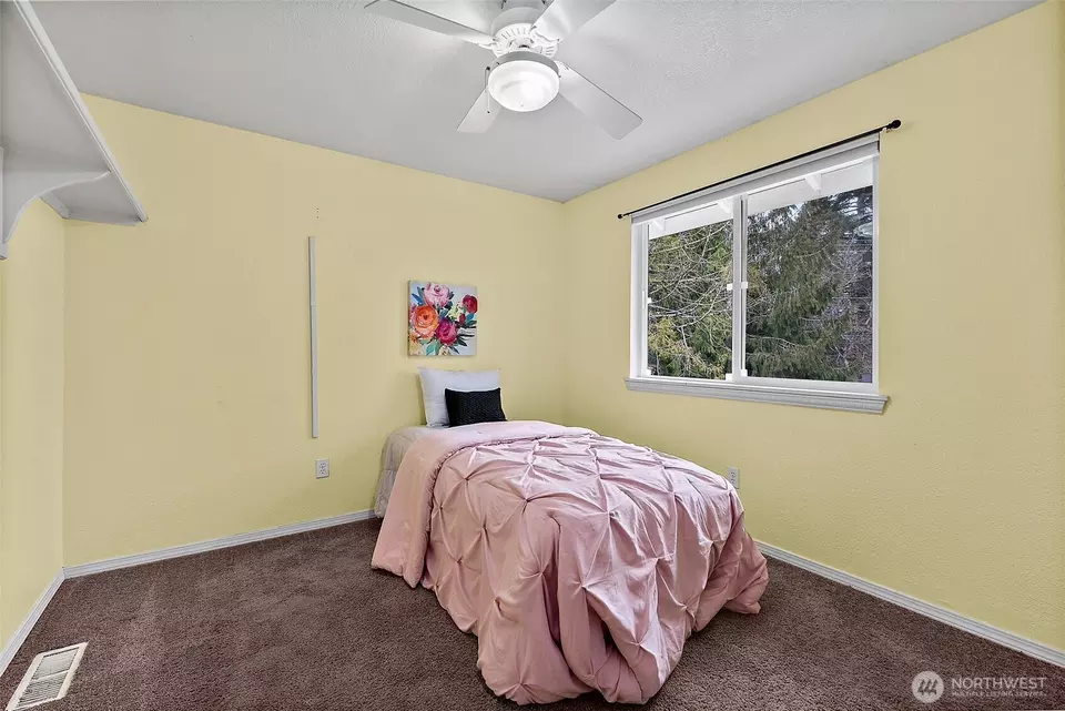 Bedroom - 7545 Bridge Pl NE, Bremerton, WA 98311 photo 4 of 4