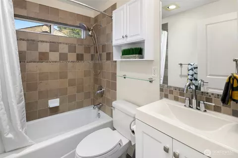 Bath - 429 20th Ave E #B, Seattle, WA 98102 photo 1 of 1