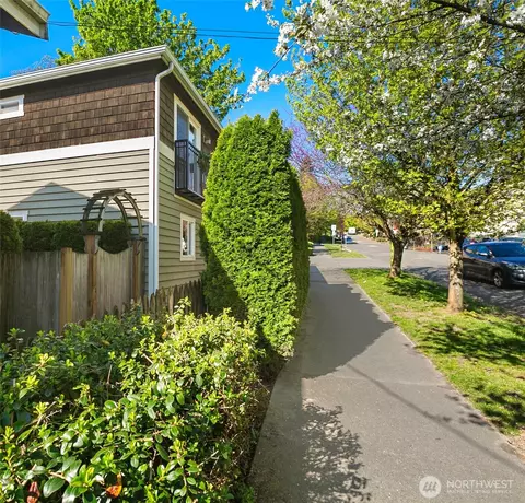 429 20th Ave E #B, Seattle, WA 98102