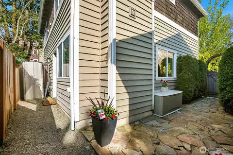 Exterior - 429 20th Ave E #B, Seattle, WA 98102 photo 3 of 5