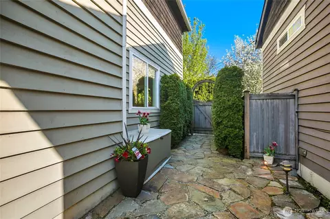 Exterior - 429 20th Ave E #B, Seattle, WA 98102 photo 4 of 5