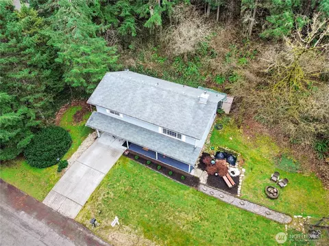 212 Country Estates Dr W, Rainier, WA 98576