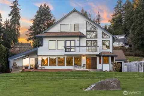 897 NW Waters Edge Ln, Bremerton, WA 98312