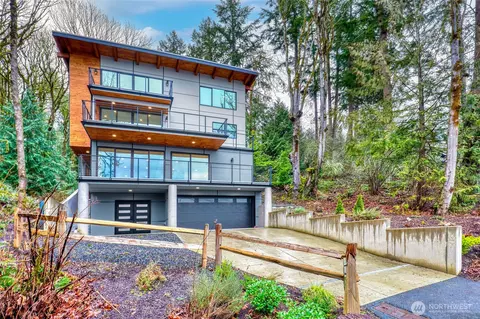 439 W Lake Sammamish Pkwy SE, Bellevue, WA 98008