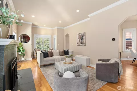 Living - 809 N 50th St, Seattle, WA 98103 photo 1 of 3