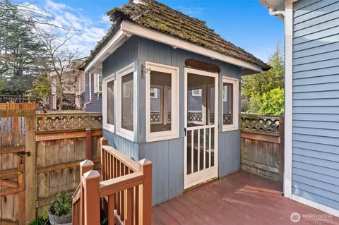 Exterior - 809 N 50th St, Seattle, WA 98103 photo 3 of 7
