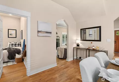 Entry Way - 809 N 50th St, Seattle, WA 98103 photo 4 of 5
