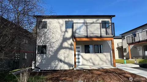 476 SE Barrington Dr # C, Oak Harbor, WA 98277