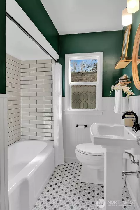 Bath - 205 30th Ave E, Seattle, WA 98112 photo 1 of 2
