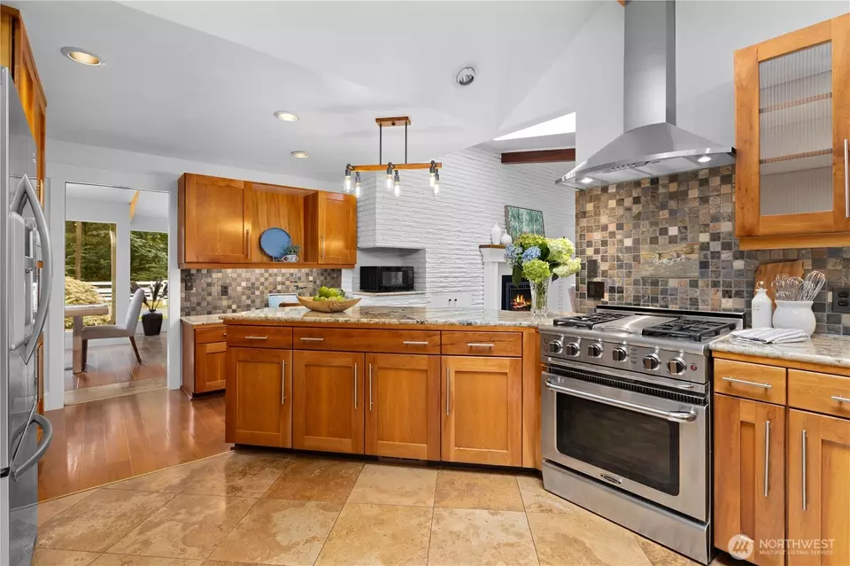 Kitchen - 16 Bridlewood Cir, Kirkland, WA 98033 photo 4 of 5