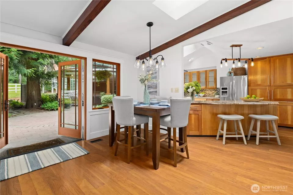 Dining - 16 Bridlewood Cir, Kirkland, WA 98033 photo 3 of 4