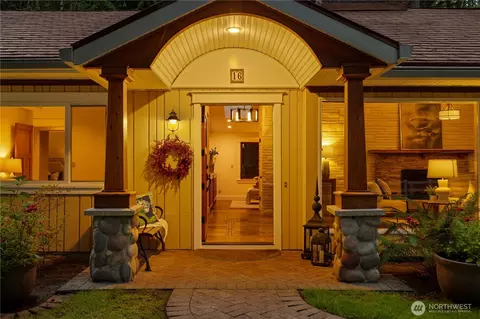 Entry Way - 16 Bridlewood Cir, Kirkland, WA 98033 photo 1 of 2