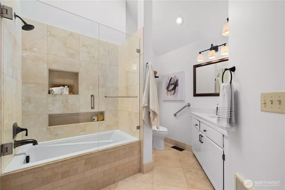 Bath - 16 Bridlewood Cir, Kirkland, WA 98033 photo 3 of 3