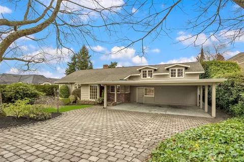 8430 NE 7th St, Medina, WA 98039