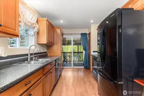 Kitchen - 4309 E Vantage Ln, Spokane, WA 99217 photo 6 of 7