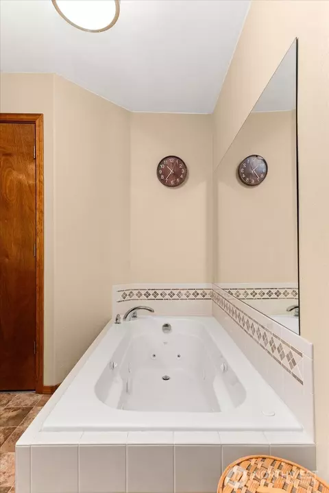 Bath - 4309 E Vantage Ln, Spokane, WA 99217 photo 2 of 4