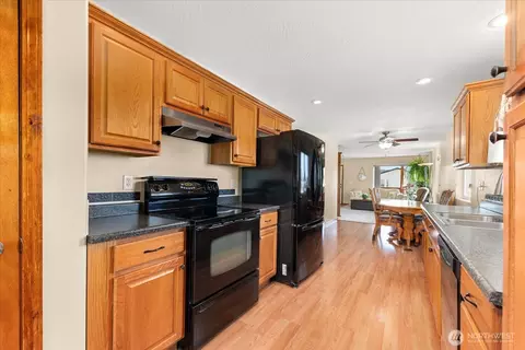 Kitchen - 4309 E Vantage Ln, Spokane, WA 99217 photo 5 of 7