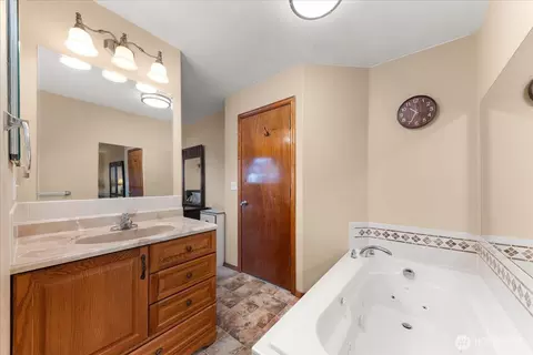 Bath - 4309 E Vantage Ln, Spokane, WA 99217 photo 1 of 4