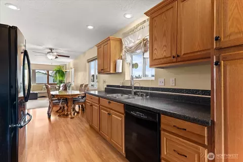 Kitchen - 4309 E Vantage Ln, Spokane, WA 99217 photo 3 of 7