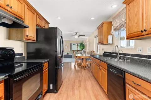 Kitchen - 4309 E Vantage Ln, Spokane, WA 99217 photo 4 of 7