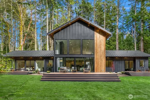 10933 Hyla Ave NE, Bainbridge Island, WA 98110