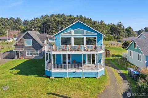 32 1st St N, Pacific Beach, WA 98571