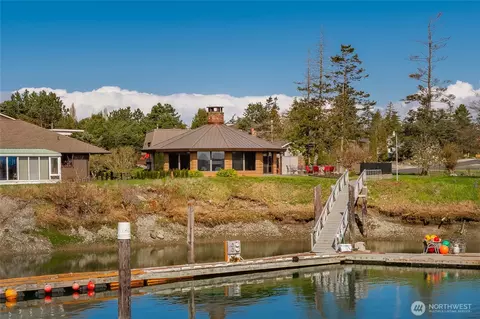 8032 Comox Rd, Blaine, WA 98230
