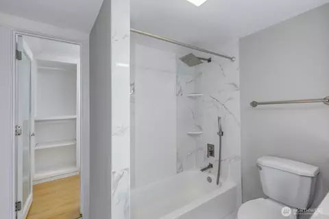 Bath - 5923 Lowell Rd, Everett, WA 98203 photo 5 of 7