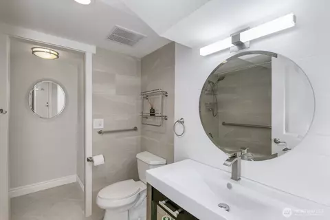Bath - 5923 Lowell Rd, Everett, WA 98203 photo 6 of 7