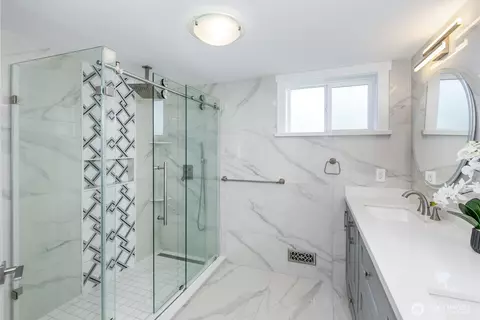Bath - 5923 Lowell Rd, Everett, WA 98203 photo 3 of 7