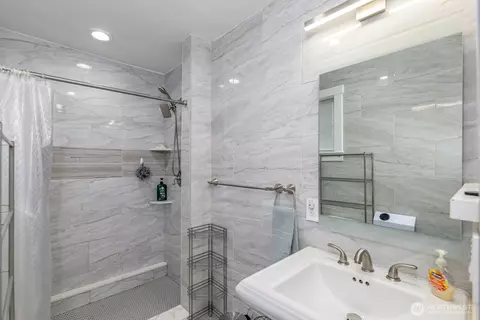 Bath - 5923 Lowell Rd, Everett, WA 98203 photo 7 of 7