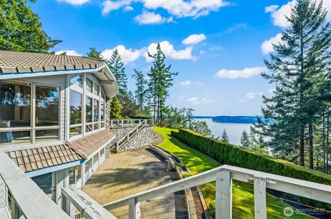 555 Issaquah Rd, Fox Island, WA 98333