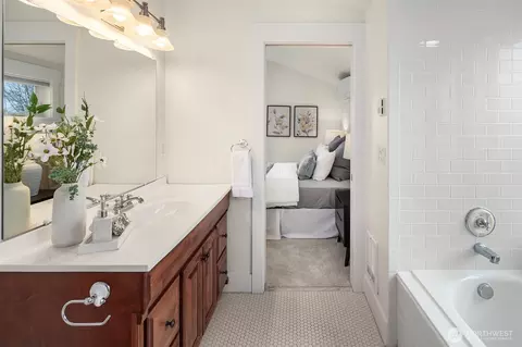 Bath - 753 Harvard Ave E #B, Seattle, WA 98102 photo 1 of 4