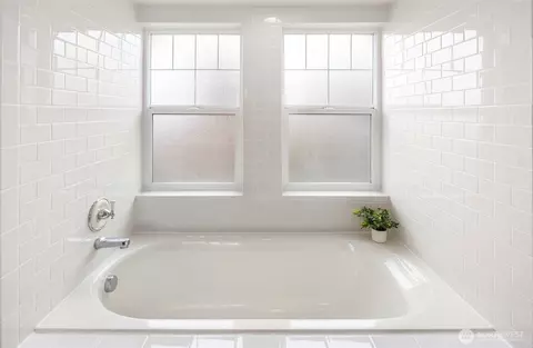 Bath - 753 Harvard Ave E #B, Seattle, WA 98102 photo 3 of 4