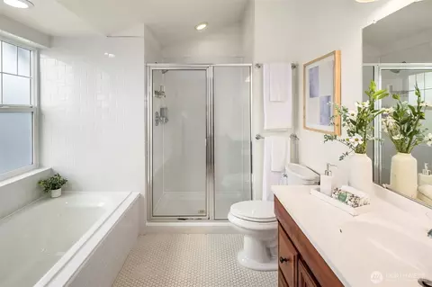 Bath - 753 Harvard Ave E #B, Seattle, WA 98102 photo 2 of 4