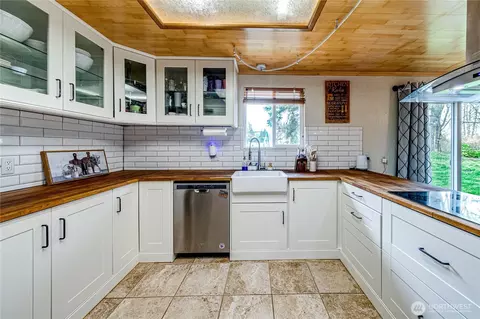 Kitchen - 140 Osprey Glen Rd, Sequim, WA 98382 photo 2 of 5