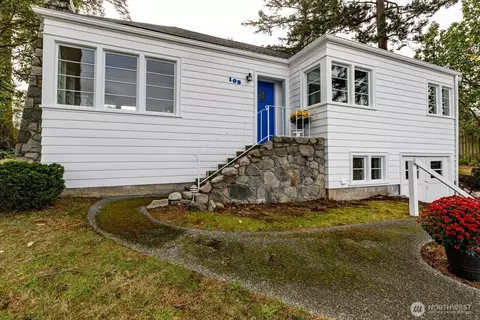 105 NE 3rd St, Coupeville, WA 98239