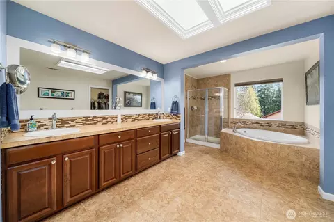 Bath - 14209 3rd Ave W, Everett, WA 98208 photo 1 of 3