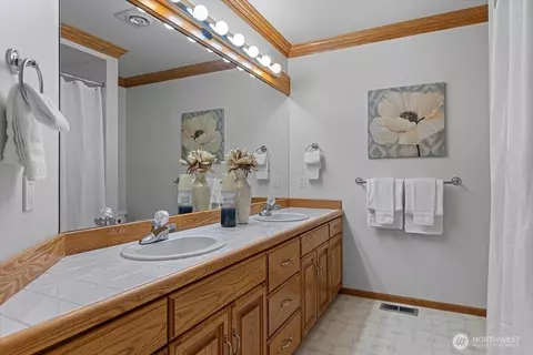 Bath - 23419 SE 406th St, Enumclaw, WA 98022 photo 4 of 5