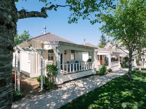 24 Nap Ln, Pacific Beach, WA 98571