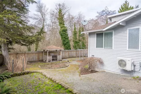 Exterior - 9232 1st Dr SE, Everett, WA 98208 photo 6 of 9