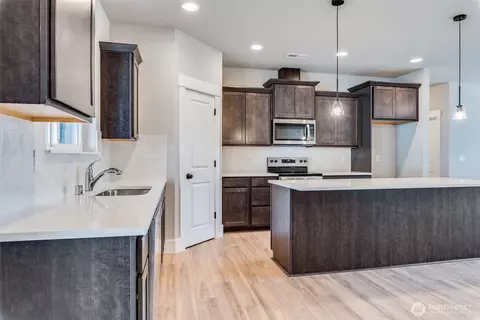 Kitchen - 716 Tipsoo Loop S, Rainier, WA 98576 photo 2 of 5