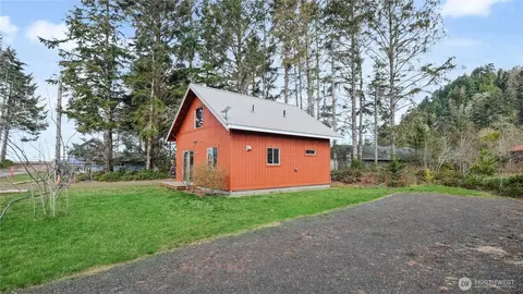 80 Fisherman St, Clallam Bay, WA 98326