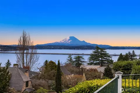 5215 NE 45th St, Seattle, WA 98105